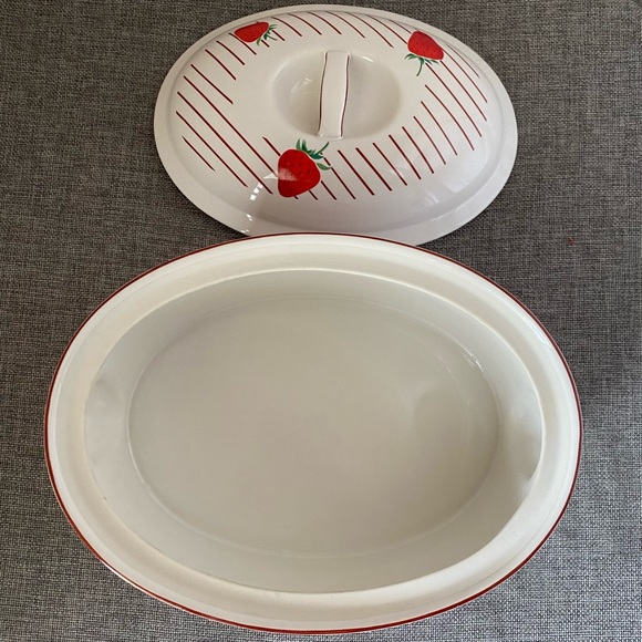 Mikasa Fresh Fruit Strawberries Bake & Serve Lidded Tureen. 1980’s - Picture 4 of 6